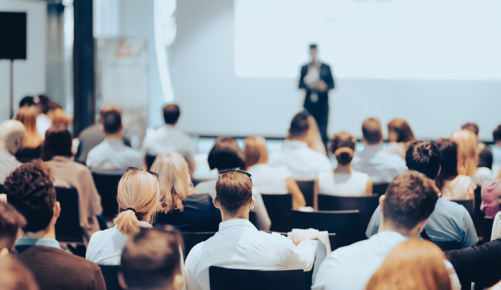 Workshopuri interactive dedicate dezvoltării personale și analizei comportamentale, concepute pentru a îmbunătăți comunicarea, autocunoașterea și relațiile interpersonale.